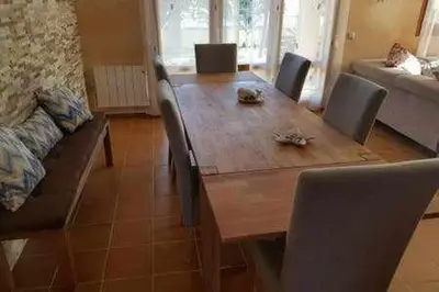 Zona de estar de Casa Bellavista con piscina en Caldes Costa Brava