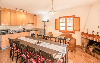 Una cocina o zona de cocina en 4 Bedroom Nice Home In Riells I Viabrea