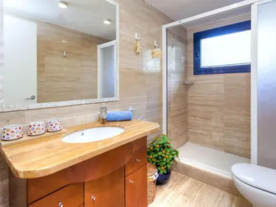 Un baño de Holiday Home Crystal by Interhome