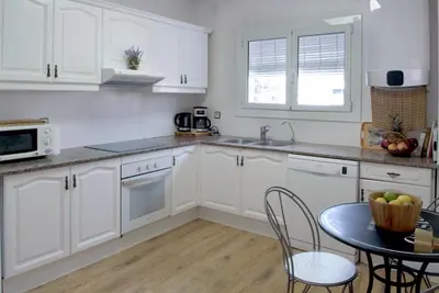 Una cocina o zona de cocina en Vivalidays Casa Pinell - Palafolls - Costa Barcelona