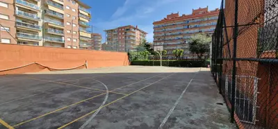 Instalaciones para jugar a tenis o squash en Vivalidays Luis o alrededores