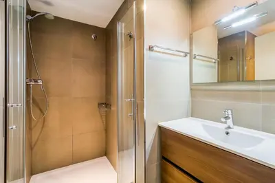 Un baño de Hauzify I Apartament Edelweiss