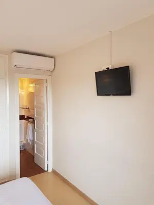 Una televisión o centro de entretenimiento en Hostal Ondina