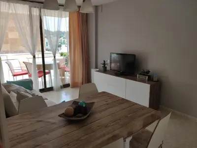 Una televisión o centro de entretenimiento en Apartamento a 150 metros de la playa en la Fosca