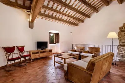 Una televisión o centro de entretenimiento en Masia Torre Lloreta S.XIII