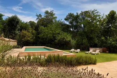 Piscina en o cerca de Masia Torre Lloreta S.XIII