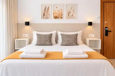 Cama o camas de una habitación en Molí de Mar Hostal - Check-in autónomo 24 h