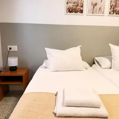 Cama o camas de una habitación en Molí de Mar Hostal - Check-in autónomo 24 h