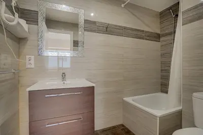 Un baño de Molí de Mar Hostal - Check-in autónomo 24 h