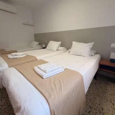 Cama o camas de una habitación en Molí de Mar Hostal - Check-in autónomo 24 h