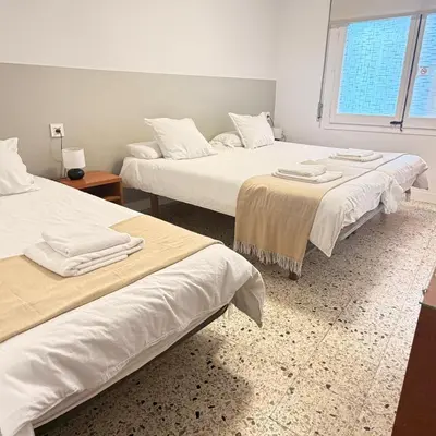Cama o camas de una habitación en Molí de Mar Hostal - Check-in autónomo 24 h