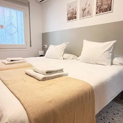 Cama o camas de una habitación en Molí de Mar Hostal - Check-in autónomo 24 h
