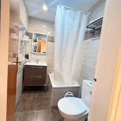 Un baño de Molí de Mar Hostal - Check-in autónomo 24 h