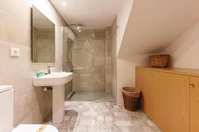Un baño de Bravissimo Girona 1593, Pedestrian Area with Medieval charm