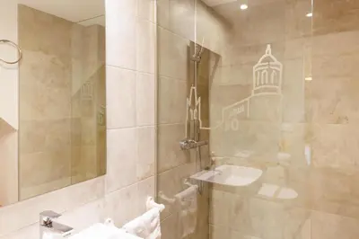 Un baño de Bravissimo Girona 1593, Pedestrian Area with Medieval charm