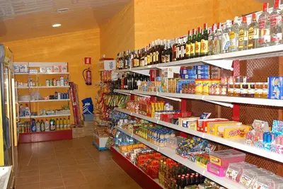 Supermercado u otro tipo de tienda en el camping o alrededores