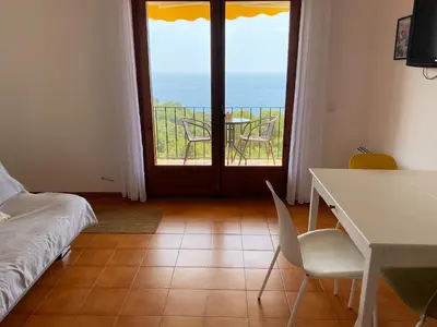 Una televisión o centro de entretenimiento en Wonderful Apartment with Outstanding Views - Calella de Palfrugell