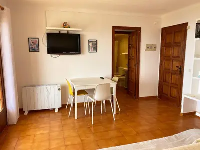 Una televisión o centro de entretenimiento en Wonderful Apartment with Outstanding Views - Calella de Palfrugell