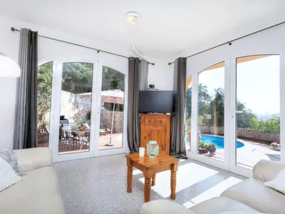 Una televisión o centro de entretenimiento en Holiday Home La Teulada by Interhome