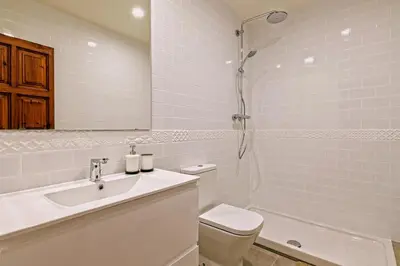 Un baño de El Portió, tu casa de ensueño junto a la playa.