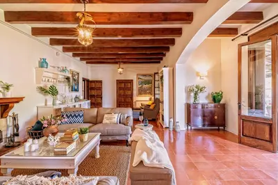 Zona de estar de El Portió, tu casa de ensueño junto a la playa.