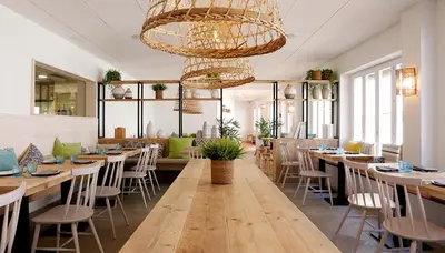 Un restaurante o sitio para comer en Hostal Ses Negres