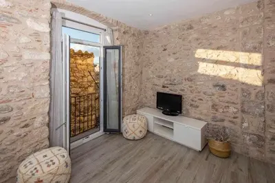 Una televisión o centro de entretenimiento en Apartamento histórico en el Barri Vell, Girona