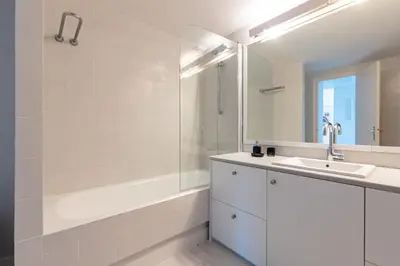 Un baño de B-16