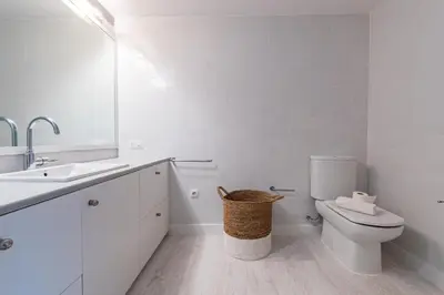 Un baño de B-16