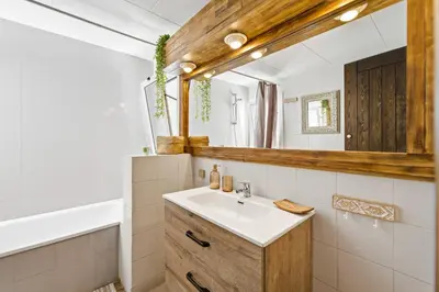 Un baño de MY ALVA PARK - 50m from the beach