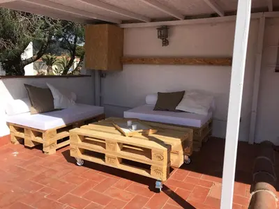 Zona de estar de Estudio cerca del mar con terraza