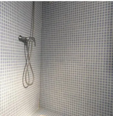 Un baño de Estudio cerca del mar con terraza