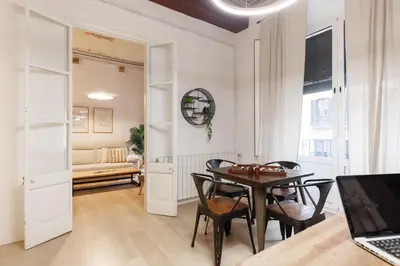 Una televisión o centro de entretenimiento en Bravissimo Plaça del Vi, Authentic Historic Apartment