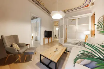Una televisión o centro de entretenimiento en Bravissimo Plaça del Vi, Authentic Historic Apartment