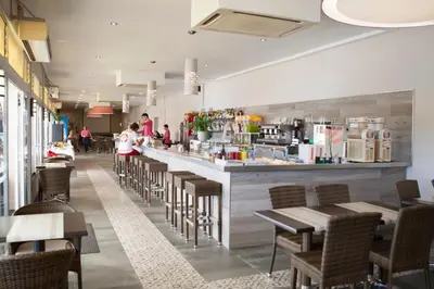 El salón o zona de bar de Camping Riembau