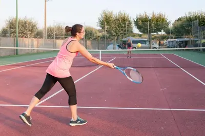 Instalaciones para jugar a tenis o squash en Camping Riembau o alrededores