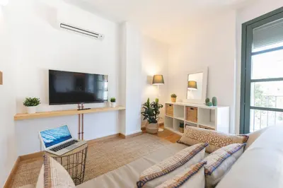 Una televisión o centro de entretenimiento en Bravissimo Sant Pau, cozy apartment in the centre