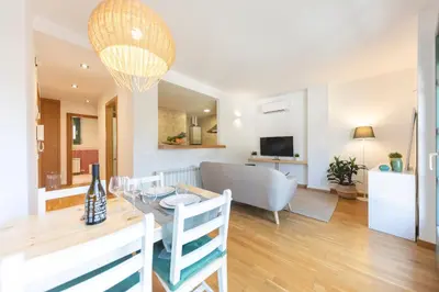 Una televisión o centro de entretenimiento en Bravissimo Sant Pau, cozy apartment in the centre