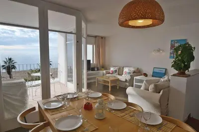 Zona de estar de Duplex en frente de la playa al lado de Barcelona