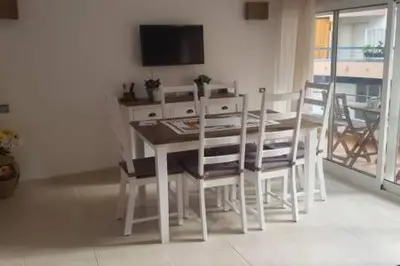 Una televisión o centro de entretenimiento en COQUETO APARTAMENTO EN PLAYA DE ARO