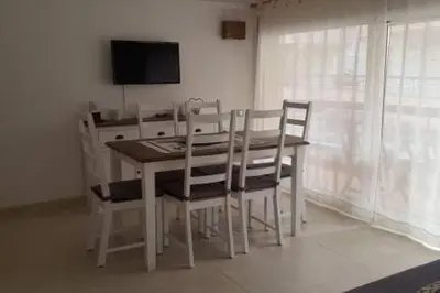 Una televisión o centro de entretenimiento en COQUETO APARTAMENTO EN PLAYA DE ARO
