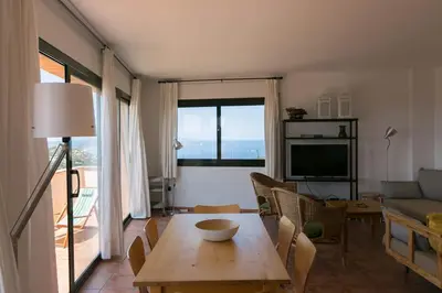 Una televisión o centro de entretenimiento en 2 bedroom apartment in Begur center. Sea views terrace and pool Ref:H09