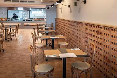 Un restaurante o sitio para comer en GHT Miratge - Only Adults 18 and up
