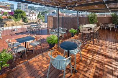 Un restaurante o sitio para comer en GHT Miratge - Only Adults 18 and up