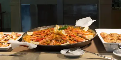 Comida en o cerca de este hotel