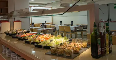 Comida en o cerca de este hotel