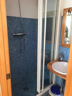 Un baño de Espectacular apartamento cerca de Barcelona con free wifi