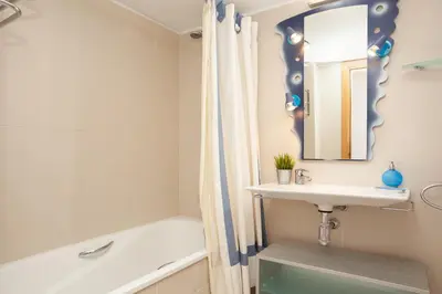Un baño de Lets Holidays Excellent apartment next beach 6