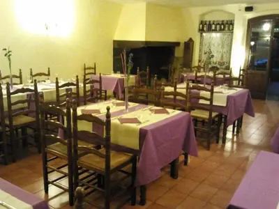 Un restaurante o sitio para comer en L'ARGOLLA HOTEL-Pizzeria