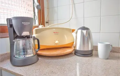 Utensilios para hacer té y café en Stunning Apartment In Pineda De Mar